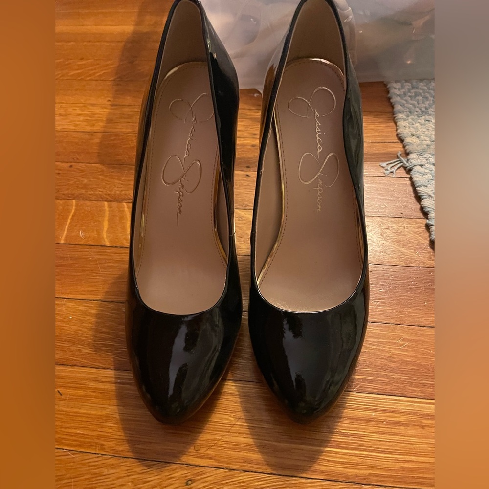 Black Patent Jessica Simpson Pumps - Picture 3 of 4